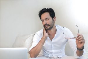 Mehr über den Artikel erfahren Langes Sitzen: Kurze Bewegungspausen reduzieren Gesundheitsrisiken